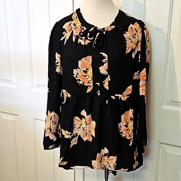 DR2 Women's black Floral design blouse. Long sleeves.  HI/LO. Size small. - Picture 1 of 9